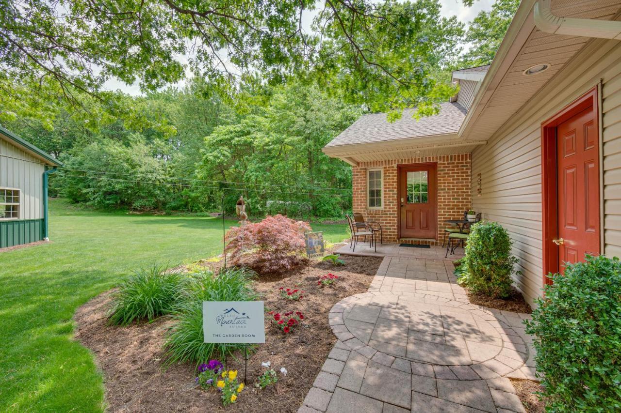 Cozy Garden Room In Welsh Mountain Suites! New Holland Bagian luar foto